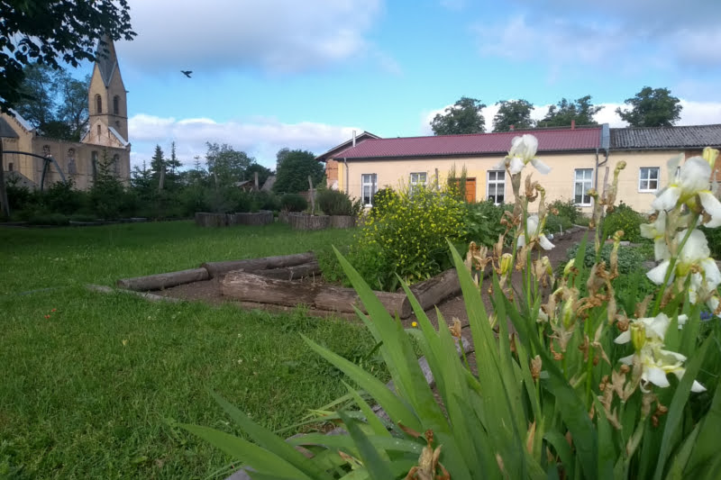 Ansicht Altthymen Kirche und Kräutergarten | Billd: Iris Wessolowski, Stadt Fürstenberg/Havel 2019