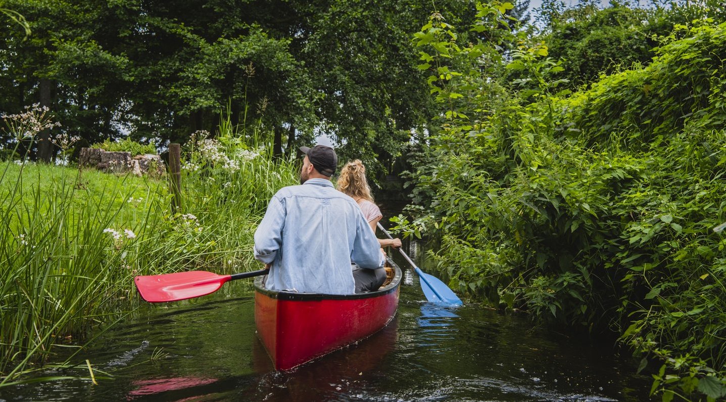 Bild einer Kanufahrt in einem idyllischen Fluss