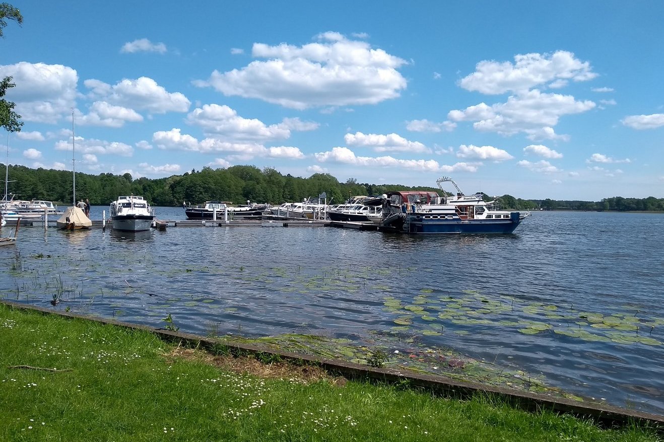 Bootsanleger des Yachtclubs am Schwedtsee am Ufer des Stadtparks Fuerstenberg Havel | (c) Iris Wessolowski Stadt Fürstenberg/Havel 2018